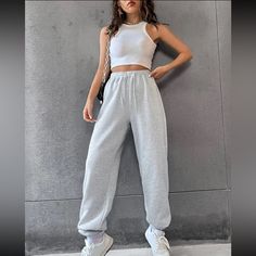 Super Comfortable, Never Worn Joggers Fit Aesthetic, Champion Joggers Outfit, Trendy Bottoms For Women, Jogger Gris Outfit, Light Grey Joggers Outfit, Gym Outfit Joggers, Styling Joggers Women, Grey Joggers Outfit Women, Joggers Outfit Mujer