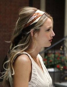 Hair Diy Styles Easy, Estilo Gossip Girl, Gossip Girls, Head Scarf Styles, Twilly, Blake Lively, Headband Hairstyles, Scarf Hairstyles