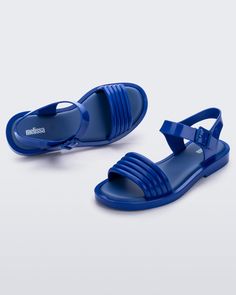 It's all puffed up perfection in the retro-inspired Mar Wave sandals. With inflated-like details and a fresh squared-off toe, these sandals get all the on-trend style points that take your look from day to night. Plus, a buckle closure around the heel and cushy insole keeps them comfortable wherever you're strutting your stuff. Casual Jelly Sandals With Ankle Strap, Casual Jelly Sandals With Ankle Strap And Buckle Closure, Summer Synthetic Jelly Sandals With Adjustable Strap, Summer Jelly Sandals With Adjustable Strap, Blue Slingback Sandals With Buckle For Summer, Synthetic Ankle Strap Jelly Sandals With Buckle, Synthetic Ankle Strap Jelly Sandals With Buckle Closure, Blue Slingback Sandals With Buckle Closure For Summer, Modern Flat Jelly Sandals For Summer