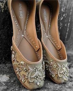 Khusa Design, Punjabi Juti, Bridal Flat Sandals, Jutti Flats, Medium Length Hairstyle, Indian Wedding Shoes, Haircuts For Ladies