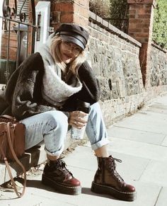 Fii Puternic, Comfy Jeans Outfit, Platform Doc Martens, Boho Mode, Stylish Lifestyle, Mom Jeans Outfit, Hat Outfit, Estilo Hippie