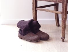 Felted wool slipper boots Grey - organic wool felt boots - boiled wool shoes - valenki - ugg boots - women slippers - house shoes Do you love sheepskin slipper-boots? These are also made from sheep wool, but those sheep are still alive! Felted wool slipper boots with knitted boiled wool top. Felted wool clogs are made from organic undyed not chemically treated european sheep wool. 100% wool felt is breathable, provides natural insulation, keeps your feet warm and cozy. - SOLES: 1. The usual item Brown Wool Slippers With Round Toe, Winter Felt Slippers With Round Toe, Brown Felt Slippers With Round Toe, Ugg Boots Women, Felt Booties, Felt Wool Slipper, Wool Clogs, Liquid Rubber, Felt Boots