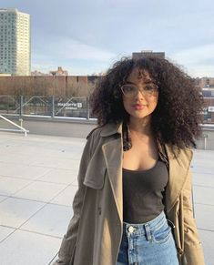 Curly Hair Fashion Outfits, Glasses And Curly Hair, Curly Hair Glasses, Curly Bangs, Curly Hair Styles Easy, Natural Curls Hairstyles, Curly Girl Hairstyles