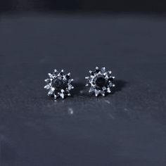 Product Details Make a Statement when you flaunt this Floral Stud Earrings with a 4 MM Black Diamond Solitaire in Centre adorned with Black Diamond in Prong Setting adding to the look of this Stud Earrings. Product Information SKU SHP-EARRINGS072018063 Length 7.7 mm Width 7.7 mm Weight 1.38 gm (Approximate) BLACK DIAMOND INFORMATION No.of Stones 26 Pieces Total Weight 1.59 Carat (Approximate) Dimension(approx) Round-1.40X1.40 mm-24 PcsRound-4X4 mm-2 Pcs Color Black Cut Brilliant Shape Round Sett Black Diamond Solitaire, Prom 2024, Floral Studs, Signature Jewelry, Timeless Jewelry, Conflict Free Diamonds, Diamond Solitaire, Free Jewelry, Black Diamond