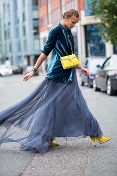 Yellow Purse, Walking Down The Street, Mode Hippie, Boho Inspiration, Woman Walking, Street Style 2017, Velvet Boots, Looks Street Style, Velvet Blazer