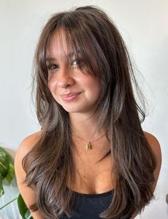 Rambut Brunette, Hair Inspiration Long, Layered Haircuts For Medium Hair, Brown Hair Inspo, Hairstyles For Layered Hair, Haircuts For Medium Hair, Haircuts Straight Hair, Long Brown Hair, Long Hair With Bangs