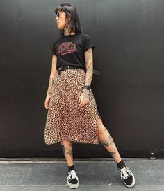 Edgy Feminine Outfits, Alt Outfits, Leopard Print Skirt, Style Rock, Summer Work Outfits, Boho Chic Outfits, Comfy Fashion, Carrie Bradshaw, Feminine Outfit