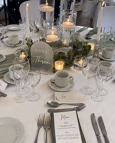 Sage Green Wedding Theme, Green Wedding Decorations, Elegant Wedding Themes, Green Centerpieces, Elegance Wedding, Candle Wedding Centerpieces, Green Themed Wedding, Simple Elegant Wedding, Elegant Wedding Reception