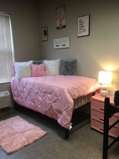 Bedroom Decor, Pillows, Glam Picture Frames, Glam Lamp, Pink Decor Dorm Room Minimalist, Dorm Room Storage Ideas, Minimalist Dorm Room, Diy Home Decor Bohemian, Pink Dorm Room Decor, White Dorm Room, Luxury Dorm Room, Dorm Room Themes, Pretty Dorm Room