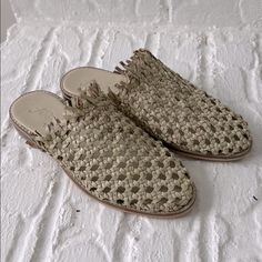 Never Worn, Free People Boho Sandals. Cream Wicker Woven Mule Sandal - Perfect For Summer! Fits 7-7.5 Shoe Size! Chic Beige Woven Mules, Spring Woven Leather Flat Mules, Flat Woven Leather Mules For Spring, Spring Flat Woven Leather Mules, Spring Brown Woven Mules, Beige Closed Toe Sandals With Woven Leather, Beige Closed Toe Woven Leather Sandals, Beige Woven Leather Closed Toe Sandals, Summer Flat Woven Leather Mules