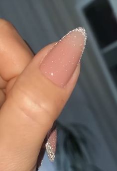 Clear Acrylic Nails Oval, Prom Nail Art Designs, Nail Trends Winter 2022 2023, Pixie Glitter Nails, Glittery Red Nails Almond, Champagne Dress Nails, Dainty Nail Designs Almond, Nail Inspo Iridescent, Champagne Colored Nails Acrylic