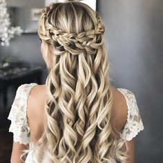 Discover easy and adorable wedding hairstyles for curly hair, perfect for brides, bridesmaids, and wedding guests. Find your dream wedding hair inspiration now! #WeddingHairstyles #CurlyHair #BridesmaidHair #EasyHairstyles #WeddingGuests Dream Wedding Hair, Wedding Hairstyles For Curly Hair, Bridesmade Hair, Cute Wedding Hairstyles, Bridemaids Hairstyles, Curly Wedding Hair, Cute Wedding, Beautiful Hairstyles, Wedding Hair Inspiration