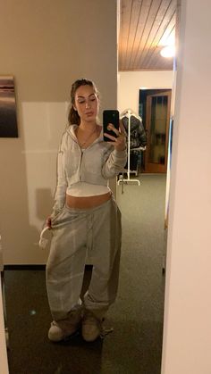 Mirror Fit Pics, Winter Outfits Sweatpants, Shoes Outfit Fashion, Urban Fashion Women, Cute Lazy Day Outfits, Lazy Day Outfits, Streetwear Fashion Women, Swag Style