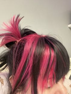 Striped Pink Hair, Pink Streaks In Black Hair Short, Wolfcut Color Ideas, Pink Shadow Root Black Hair, Draculara Hair Short, Pink Highlights In Black Hair Short, Pink And Black Mullet, Pink And Purple Hair Peekaboo, Pink Roots Hair