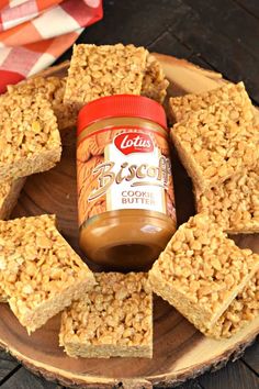 EASY Biscoff Rice Krispies Treats Recipe {nut free} Biscoff Rice Krispie Treats, Bischoff Recipes, Biscoff Slice, Easy Treat Recipes, Rice Krispies Treats Recipe, Rice Krispie Bars, Slice Recipes, Biscoff Recipes, Biscoff Cheesecake