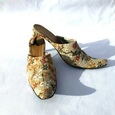 Gently worn Alberto Guardiani embroidered tapestry linen heeled mules. Beige linen with flower pattern in olive green, rust, gold, and off white. 2 inch comma heels. Leather lined. Chic and unusual. size 37 Italy- 6.5-7 M US.  Originally 425. Please see measurements for proper fit-all sales are final  measurements length of sole  10 5 width of sole 3 Terms and Info regarding items I sell: Items are from a smoke free home. Many items are sourced specifically to resell at reasonable prices. I make Formal Spring Closed Toe Mules, Designer Spring Mules With Leather Sole, Designer Slip-on Mules For Spring, Traditional High Heel Spring Heels, Traditional High Heels For Spring, Vintage Closed Toe Summer Mules, Vintage Closed Toe Formal Mules, Vintage Closed Toe Mules For Formal Occasions, Designer High Heel Mules For Spring