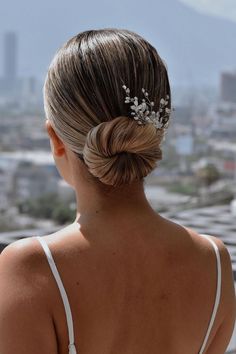 Se vi piacciono le acconciature pulite, classiche e delicate, questo chignon basso ed elegante è tutto ciò che vi serve. // Credito fotografico su Instagram @cintiapjasso Low Sleek Bun, Homecoming Updos, Mother Of Groom Outfits, Bridal Hair Buns, Sleek Bun, Homecoming Hairstyles Updos, Mom Wedding, Groom Outfit, Homecoming Hairstyles