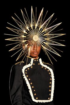 A model showcases designs on the catwalk by Philip Treacy on day 3 of London Fashion Week Spring/Summer 2013, at The Royal Courts Of Justice... Afrofurutism Fashion, Phillip Treacy, Pola Rok, Philip Treacy Hats, Model Runway, Philip Treacy, Crazy Hats, Luxury Silk, Mad Hatter