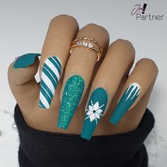 Simple December Nails, December Nails Simple, December Nail Designs, December Nail Ideas, Pointy Nail Designs, Nail Art Noel, Christmas Nails Diy, New Years Eve Nails, December Nails