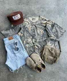 Summer Camo Outfits, Camo T Shirt Outfit, Camp Shirt Outfit, Camo Tee Outfit, Camo Shirt Outfit, Casual Comfy Outfits, Outfit Ideas Western, Summer Camping Outfits