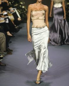 Chloé’s Spring/Summer 1999 runway show was under the direction of Stella McCartney, who had taken over as creative director in 1997. McCartney’s work during this period helped revitalize the Chloé brand, blending modern femininity with a #bohemian, relaxed sensibility. Her 1999 runway reflected her signature #style of combining #chic, wearable #fashion with a cool, youthful vibe. Key features of the 1999 collection included: - ** #Tailoredsuits with a twist:** McCartney presented beautifully... Giselle Bündchen, Chloe Brand, Gisele B, Paul Gaultier Spring, Model Aesthetic, Gisele Bundchen, Christy Turlington