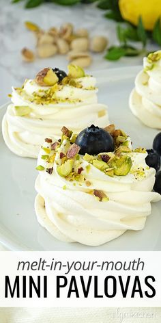 Mini Pavlovas topped with whipped cream, fresh blueberries and pistachios. Mini Pavlovas, Pavlova Dessert, Mini Pavlova, Meringue Desserts, Desserts Keto, Pavlova Recipe, Fancy Desserts, Food Cakes, Mini Desserts