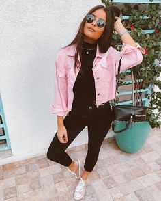 Jean Rose, Jeans Rosa, Pink Denim Jacket, Jacket Outfit Women, Outfit Mujer, Pink Jacket, Outfit Goals