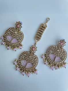 Gorgeous polki tikka sets that come in two beautiful shades of Pink and champagne gold to really pop any outfit for an event! These come as a pair with earrings and the headpiece tikka together! Polki Tikka, Indian Head Jewelry, Gold Jhumka, Maang Tikka, Head Jewelry, Indian Head, Authentic Indian, Pink Jewelry, Pink Earrings