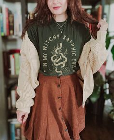 Mystisches Lesben Hexen Shirt mit Schlangenprint. ✦ SHIRT ✦ * Marke: Gildan * 100% Baumwolle * Aufdruck DTG ✦ WASCHANLEITUNG ✦ * Auf links waschen (max 40C oder 105F) * Trocknen bei niedriger Temperatur oder an der Luft trocknen lassen * Vermeiden Sie das Bügeln auf dem Design * Verwenden Sie keine Weichspüler oder Bleichmittel * Nicht chemisch reinigen ✦ GRÖSSE ✦ * Wirf einen Blick auf die Fotos, um eine spezifische Größentabelle für diesen T-Shirt-Stil zu sehen * Lege dein Lieblingsshirt flach Fox Shirt, Cottagecore Shirt, Estilo Indie, Cottagecore Outfits, Estilo Hippie, Mode Boho, Granola Girl, Mode Inspo, Aesthetic Outfits