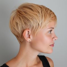 50 Elegante Pixie Cut Frisuren für Jede Gesichtsform Short Blonde Hair Pixie, Cool Pixie Haircut, Short Pixie Cut With Bangs, Pixie 2024, Short Blonde Pixie Cut, Short Blonde Pixie, Growing Out Hair, Pixie Cut With Bangs, Great Haircuts