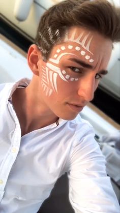 Blacklight Face Paint Ideas, Face Paint Festival, Summer Party Makeup, Festival Body Art, Mens Makeup, Party Makeup Ideas, Warrior Makeup