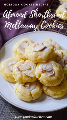 Christmas almond cookies Cookies That Are Not Too Sweet, Almond Cake Cookies, Almond Shortbread Cookies Recipe, Small Treats For Gifts, Mini Butter Cookies, Recipes For Almonds, Easy Almond Cookies, Gooey Cookie Recipes, Recipes With Almond Extract