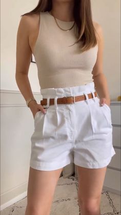 Summer Jeans Shorts Outfit, White Mom Shorts Outfit, White Short Jeans Outfit, Trousers Shorts Outfit, Blue And White Summer Outfits, Classic Shorts Outfit, White Shorts Outfit Summer Casual, White Jeans Shorts Outfit, Summer Outfits White Shorts