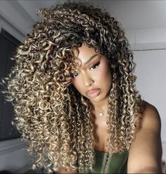 Curly Hair Colors Ideas, Blonde Balayage Curly Hair, Blonde Curly Hair Black Women, Curly Hair With Highlights, Crazy Curly Hair, Curly Hair Beauty, Medium Curls, Big Curly Hair