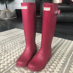 Size 6, Raspberry Hunter Brand Boots. Only Worn A Few Times. They Are In Excellent Condition And Look Brand New! Red Hunter Boots Outfit, Red Hunter Boots, Hunter Boots Outfit, Hunter Shoes, Women Hunters, Winter Rain, Hunter Boots, Rubber Rain Boots, Rain Boots