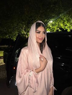 Izara Aishah, Saree With Hijab, Christian Veils, Khaleeji Abaya, Blouse Outfit Casual, Abaya Outfit, Mode Turban, Desi Fashion Casual, Arabian Beauty Women