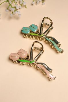 Enthüllen Sie Ihr inneres Blumenkind mit unseren Metallkrallen-Clips, die mit bezaubernden Tulpen-Designs geschmückt sind. Das zarte Tulpenmotiv verleiht jeder Frisur einen Hauch von natürlicher Schönheit, egal ob Sie einen gemütlichen Tag im Freien genießen oder an einem besonderen Ereignis teilnehmen. Zuverlässiger Halt und unwiderstehlicher Charme machen diese Clips zu einem unverzichtbaren Accessoire für jeden Haarliebhaber. Umarme den Geist des Frühlings mit unseren Tulpen-Metallkrallen-Cli Claw Clip Flower, Metal Claw Clip, Tulip Design, Hair Accessories Gift, Kids Hair, Claw Clips, Flower Hair Accessories, Kids Hair Accessories, Accessories Handmade