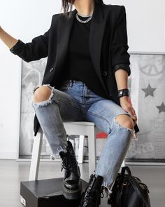 Docs And Jeans, Edgy Work Outfits, Rocker Outfit, Outfits Edgy, Look Jean, Elegante Casual, Outfit Jeans