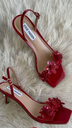 Colorful Heels With White Dress, Heels For Women Classy, Red Vintage Shoes, Red Heels Short, Red Rose Heels, Pretty Shoes Aesthetic, Short Red Heels, White Dress Red Heels, Red Heels Aesthetic