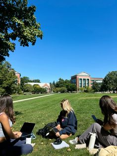 #college #lawn #uconn #study College Life Pictures, Vcu College Aesthetic, Senior Year College Aesthetic, Byu College Aesthetic, Small Town College Aesthetic, Sec College Aesthetic, College In The City, College Inspo Life, Uconn Aesthetic Campus