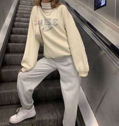 Bekväma Outfits, Simple Fashion Outfits, Skater Girl Outfits, Fashion 90s, Populaire Outfits, Nike Sweatshirt, Tumblr Outfits, Lazy Outfits