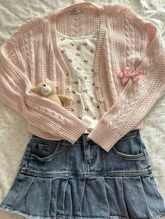 coquette outfit inspo brandy melville Coquette Outfit Casual, Feminine Girly Outfits, Brandy Melville Outfits Fall, Shojo Outfits, Shoujo Outfits, Coquette Fits, Coquette Things, Coquette Casual, Brandy Fits