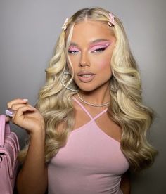 New Eyemakeup Party Idea! New Party Eyemakeup Inspiration looks will give you makeup ideas for your next special occasion look! 😍 All Out Makeup Looks, Barbie Pink Makeup Looks, Simple Barbie Makeup Look, Barbie Inspired Makeup Eye, Rave Makeup Pink, Barbie Inspired Makeup Look, Pink Barbie Makeup Look, Barbie Glam Makeup, Pink Rave Makeup