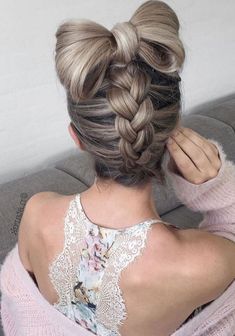 dark-blonde-hair-blonde-highlights-bow-bun-braid-hairstyles-floral-top-pink-cardigan Dutch Braid Hairstyles, Luxy Hair, Beauty Hairstyles, Box Braids Hairstyles, Hair Stuff, Cute Hair, Blonde Highlights, Gorgeous Hair, Pretty Hairstyles