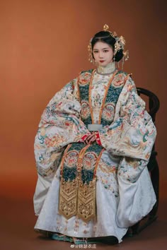 Asian Culture Outfit, Hanfu Aesthetic, Historical Chinese Clothing, Fashion Song, Hanfu Clothing, Chinese Empress, Chinese Dynasties, Dynasty Clothing, China Clothes