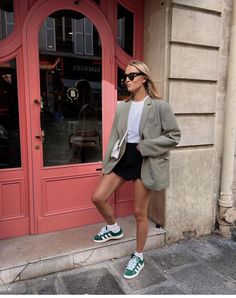 Green Shoes Outfit, Looks Adidas, Parisian Outfits, Moda Aesthetic, Campus Outfit, New Balance Outfit, Look Adidas, Blazer Outfits For Women, Europe Outfits