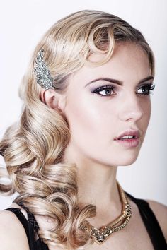 Friday Feature} Seriously Great Gatsby 20s inspired hair & make up ... 20s Hairstyles For Long Hair, 1920 Hairstyles For Long Hair, Great Gatsby Makeup, 1920 Hairstyles, 1920s Long Hair, Gatsby Makeup, 1920s Hairstyles