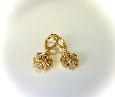 ✦Hechos con Amor pensando en ti. 






 
✦ Fabricados con Gold FIlled de18k de la más alta calidad que brilla ya estos cubiertos de oro real de 18k para un acabado brillante y duradero y para garantizar que sea hipoalergénico y libre de níquel. 






 ✦Aretes perfectos que pueden elevar cualquier atuendo 






 Estos aros son el regalo perfecto para el día de San Valentín, Navidad, aniversario de boda, Día de la Madre y cumpleaños. 








 ✦Como cuidar tus joyas ROSALYN: para proteger Gold Clip-on Flower Shaped Jewelry, Gold Cubic Zirconia Clip-on Earrings For Gift, Elegant Gold Huggie Flower Earrings, Gold Huggie Flower Earrings For Pierced Ears, Gold Dangle Flower Earrings With Cubic Zirconia, Elegant Gold Huggie Clip-on Earrings, Gold Clip-on Cubic Zirconia Earrings, Gold Cubic Zirconia Dangle Flower Earrings, Elegant Gold Hypoallergenic Flower Earrings