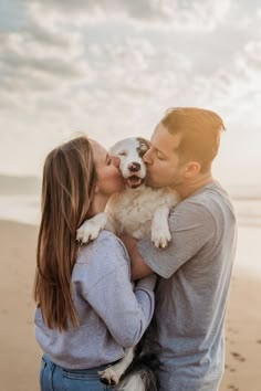 Dog Photoshoot Ideas With Owner, Dog Photoshoot Ideas, Dog Family Pictures, Family Dog Photos, Family Pet Photography, Dog Photography Poses, Shooting Couple, Animal Photoshoot, Photos With Dog