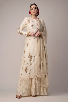 Cream chanderi long kurta with floral embroidery. Paired with cream crinkled skirt and embroidered dupatta.
Components:3
Pattern:Embroidered
Type of Work:Floral
Neckline:Round
Sleeve Type:Long Sleeves
Fabric:Kurta and Skirt: Chanderi, Dupatta: Net
Color:Cream
Other Details:
Embroidered kurta
Floral motifs
Occasion:Wedding - Aza Fashions Kurta Skirt, Crinkle Skirt, Chanderi Dupatta, Long Kurta, Embroidered Dupatta, Co Ord Set, Floral Motifs, Set For Women, Aza Fashion